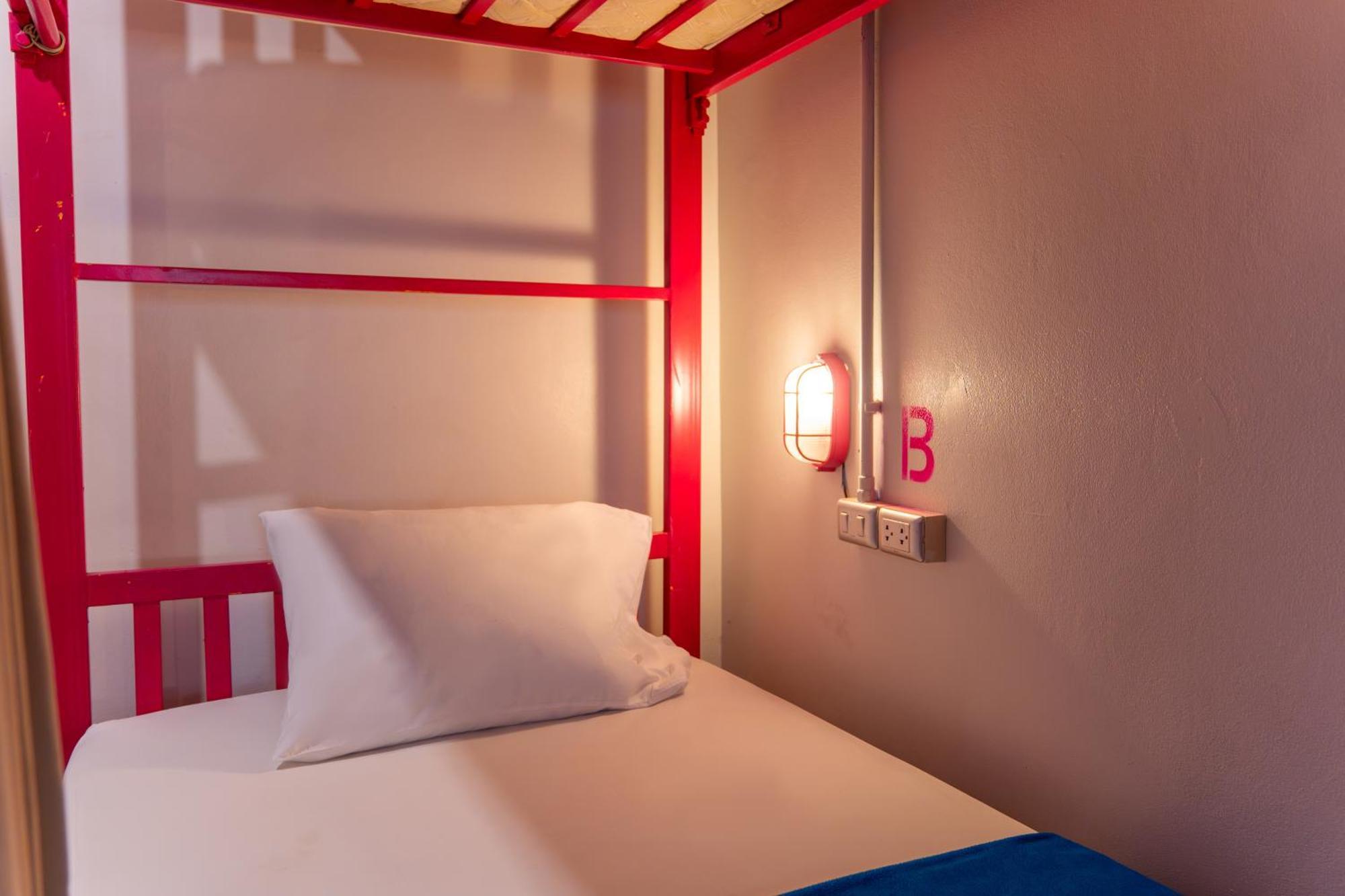 Auberge de jeunesse Slumber Surf Phuket Kata Extérieur photo